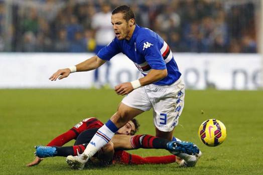 Sfida a metà campo De Sciglio-Mesbah, ex del Milan. Reuters